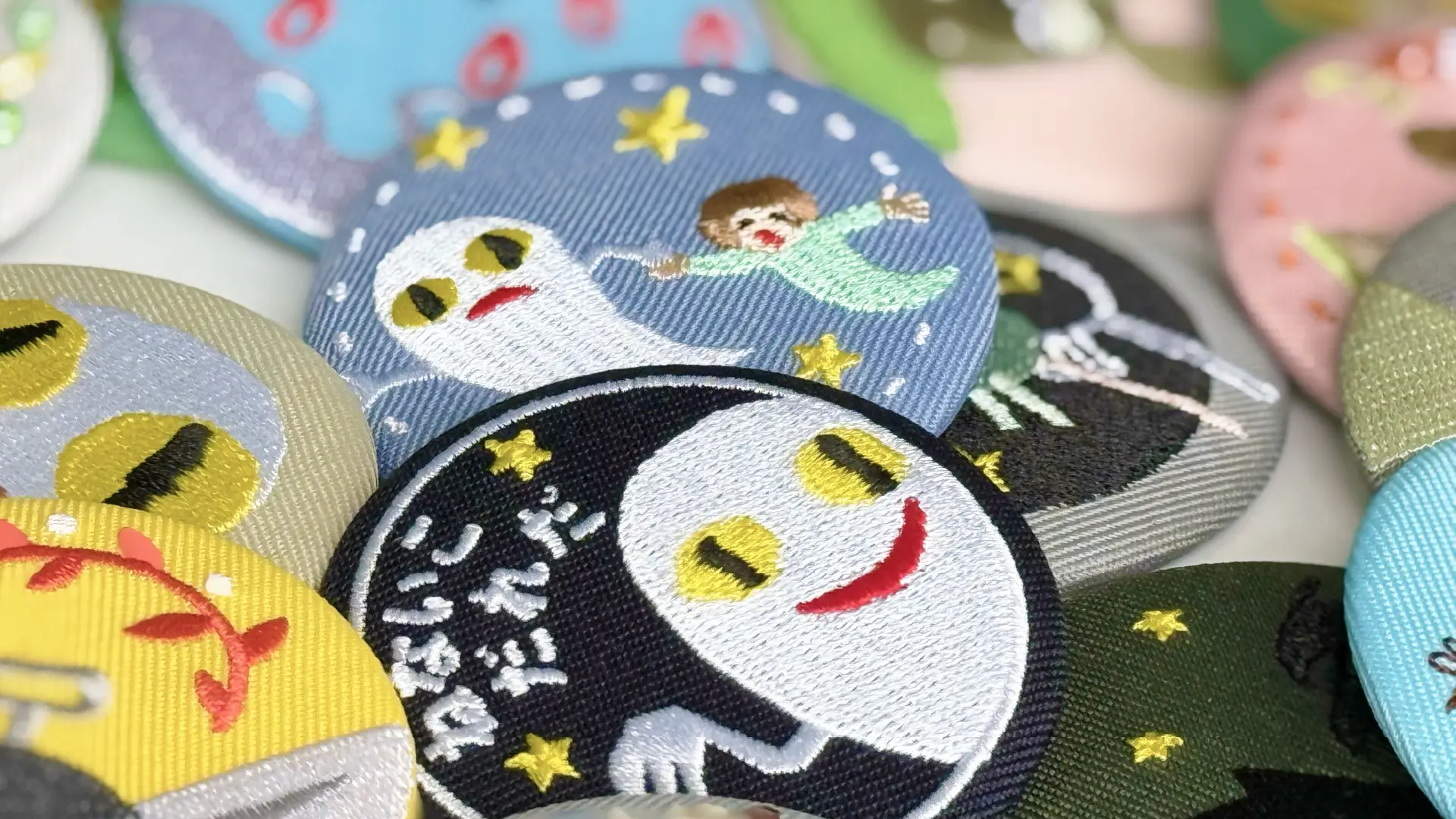 絵本の世界を身につけよう！刺繍缶バッジ【絵本の缶バッジ】｜親子の